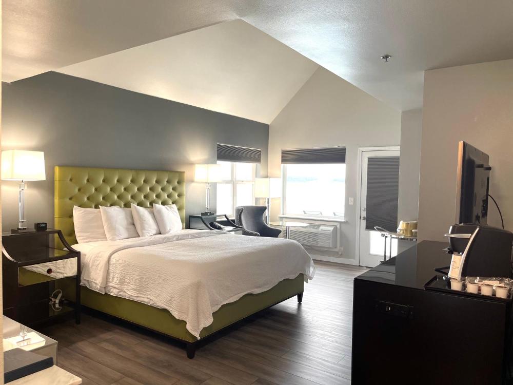 Premium King Room interior