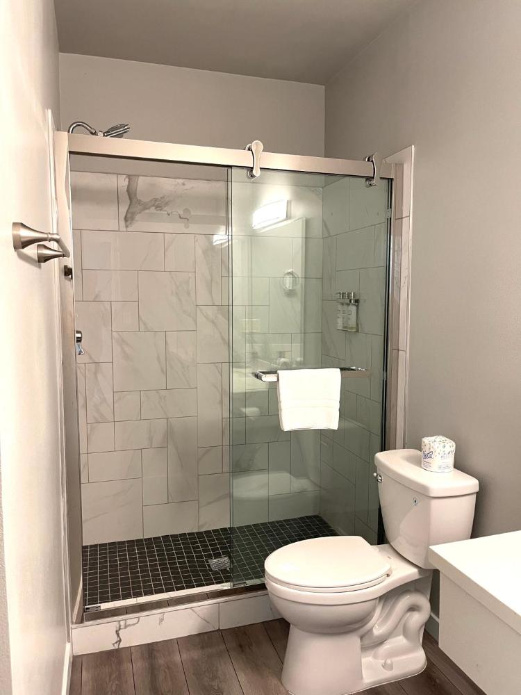 Tides Inn & Suites